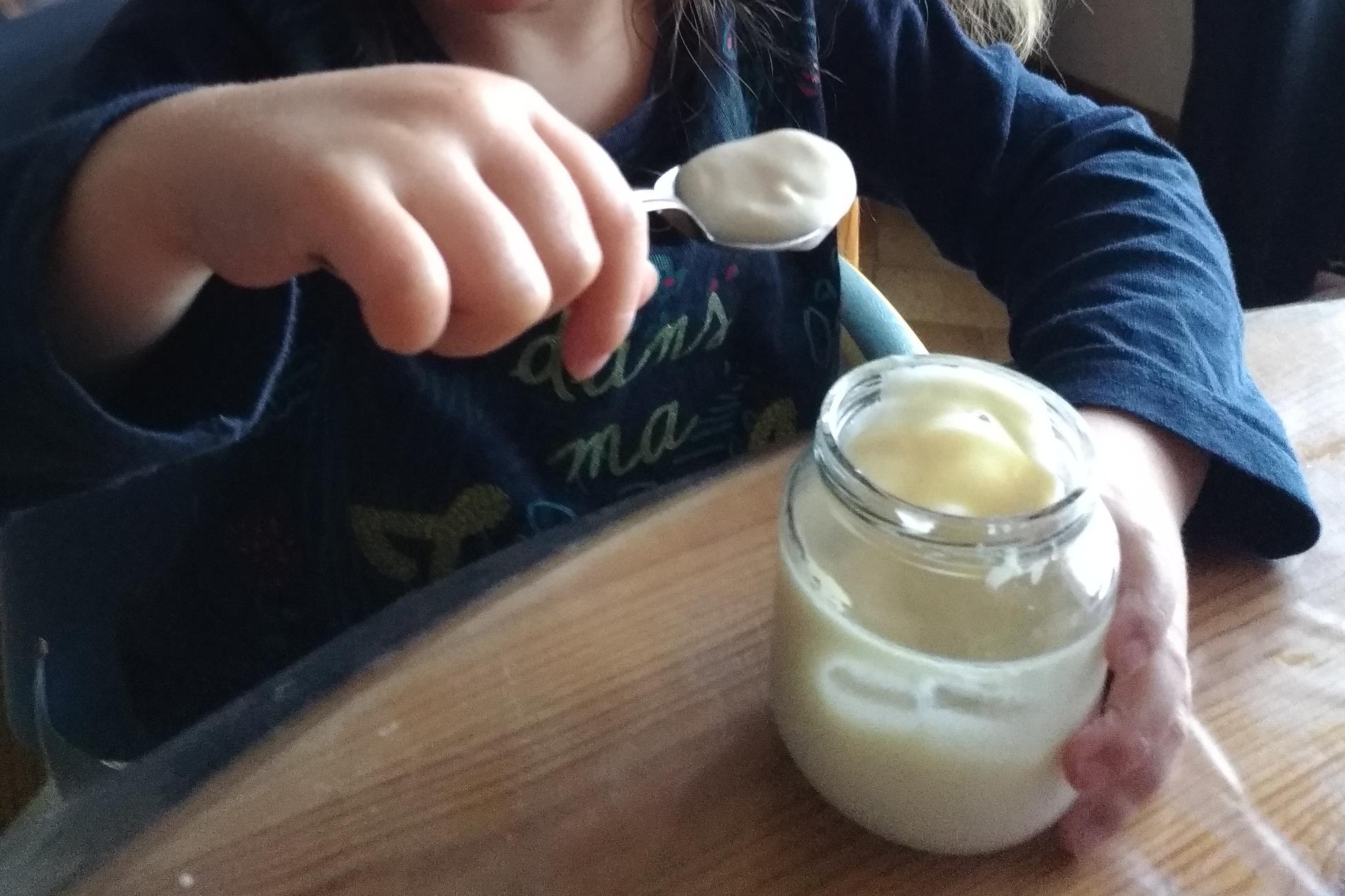 Enfant mange un yaourt 1950x1300